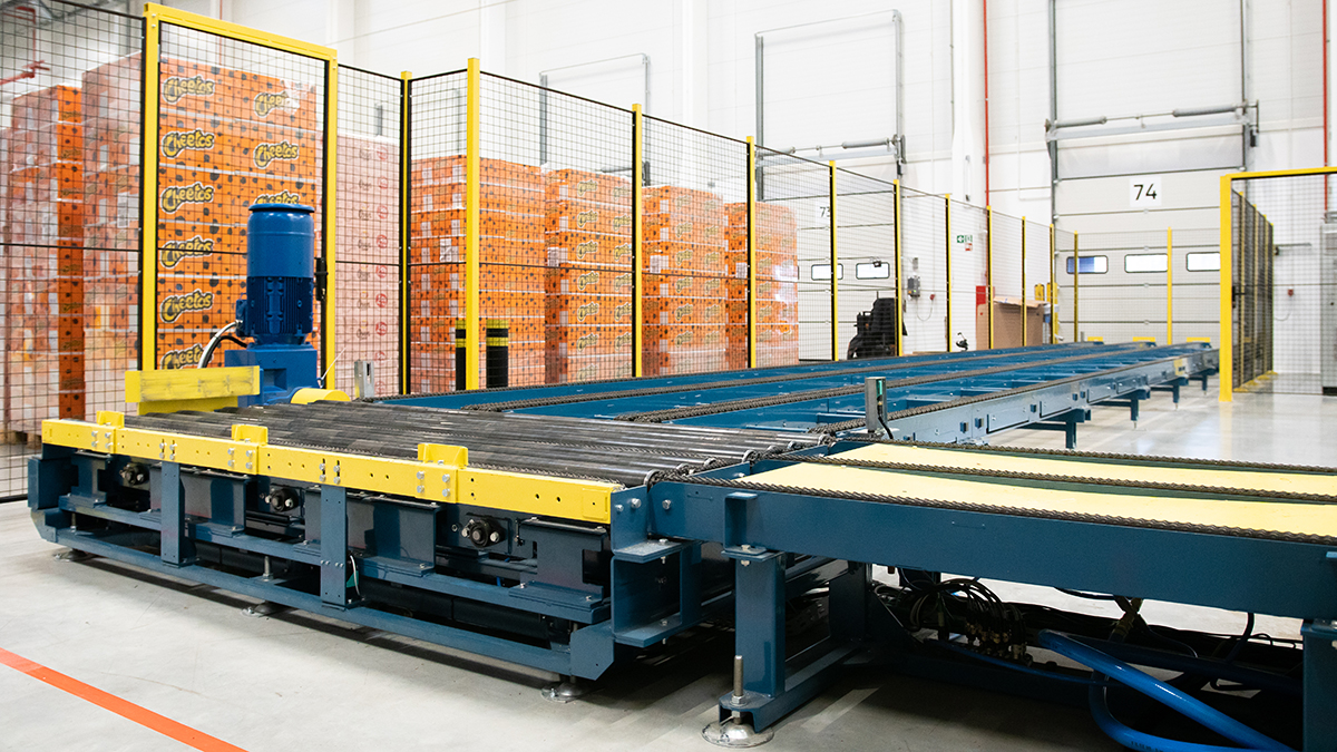 Automated loading and unloading system in warehouse
